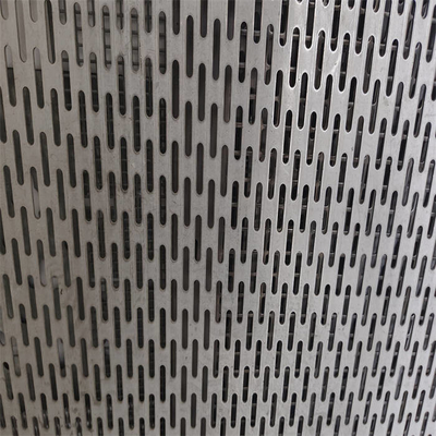 O furo do entalhe perfurou a chapa metálica do ferro galvanizado para segadoras