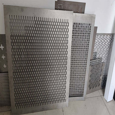 O furo do entalhe perfurou a chapa metálica do ferro galvanizado para segadoras