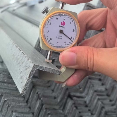 Aço de ângulo galvanizado mergulhado a quente / barra de ângulo ASTM A36 Largura 30/40/50mm
