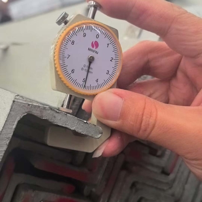 Aço de ângulo galvanizado mergulhado a quente / barra de ângulo ASTM A36 Largura 30/40/50mm
