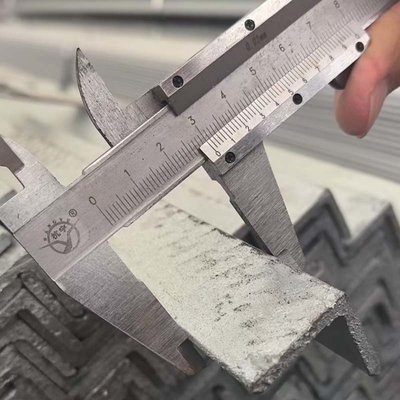 Aço de ângulo galvanizado mergulhado a quente / barra de ângulo ASTM A36 Largura 30/40/50mm