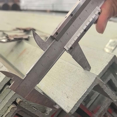 Aço de ângulo galvanizado mergulhado a quente / barra de ângulo ASTM A36 Largura 30/40/50mm